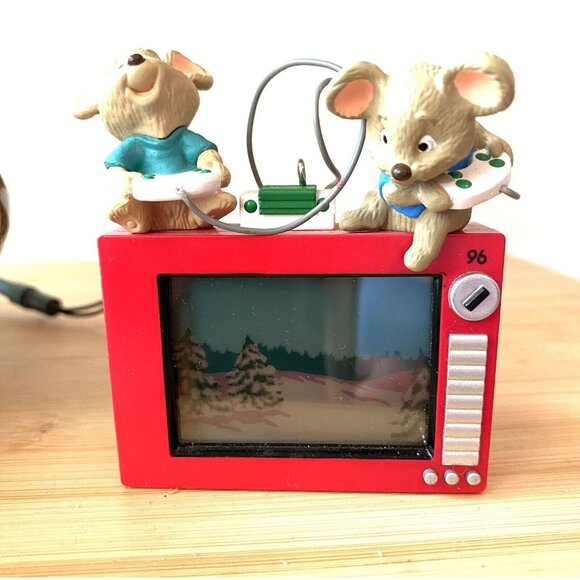 Hallmark Motion Ornament 1996 Video Game In TV Magic Gamers - Picture 2 of 8
